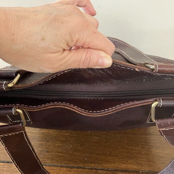 Elegant Brown Leather Tote Bag - Picture 4 of 11